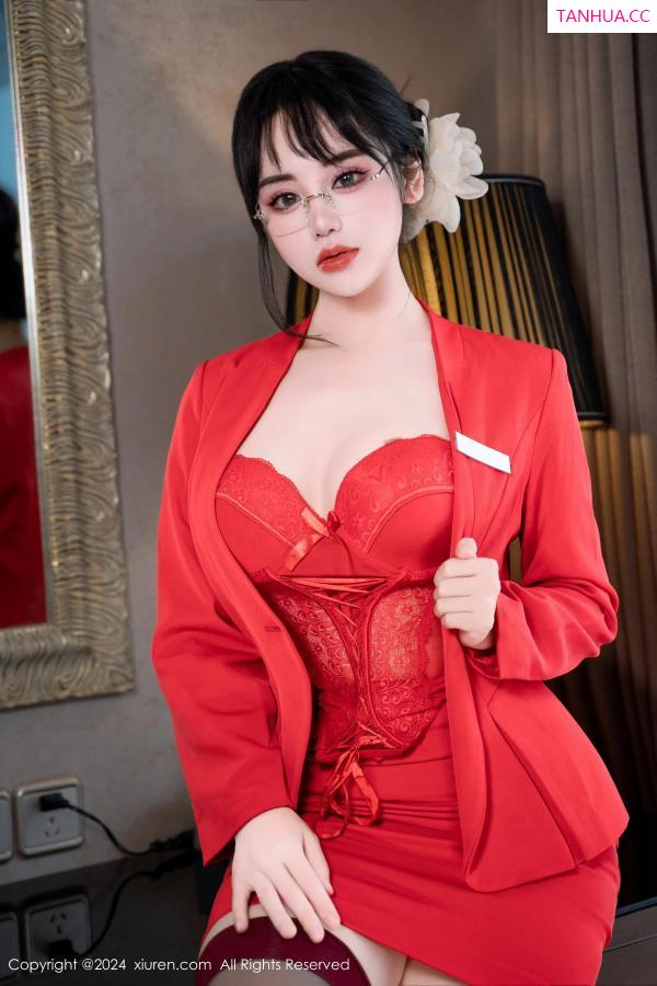   [XiuRen]高清写真图 2024.04.09 No.8360 汐汐爱吃草莓 性感美腿第13张图片